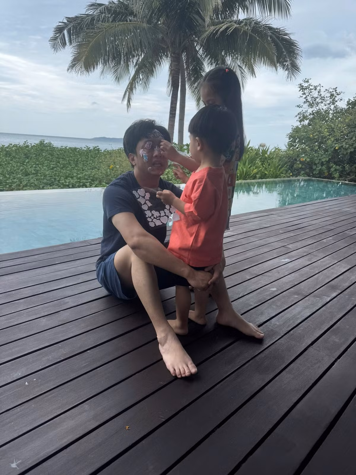 Những hình ảnh giản dị mà ấm áp của nam doanh nhân bên các con khiến nhiều người ngưỡng mộ. Ảnh: FBNV