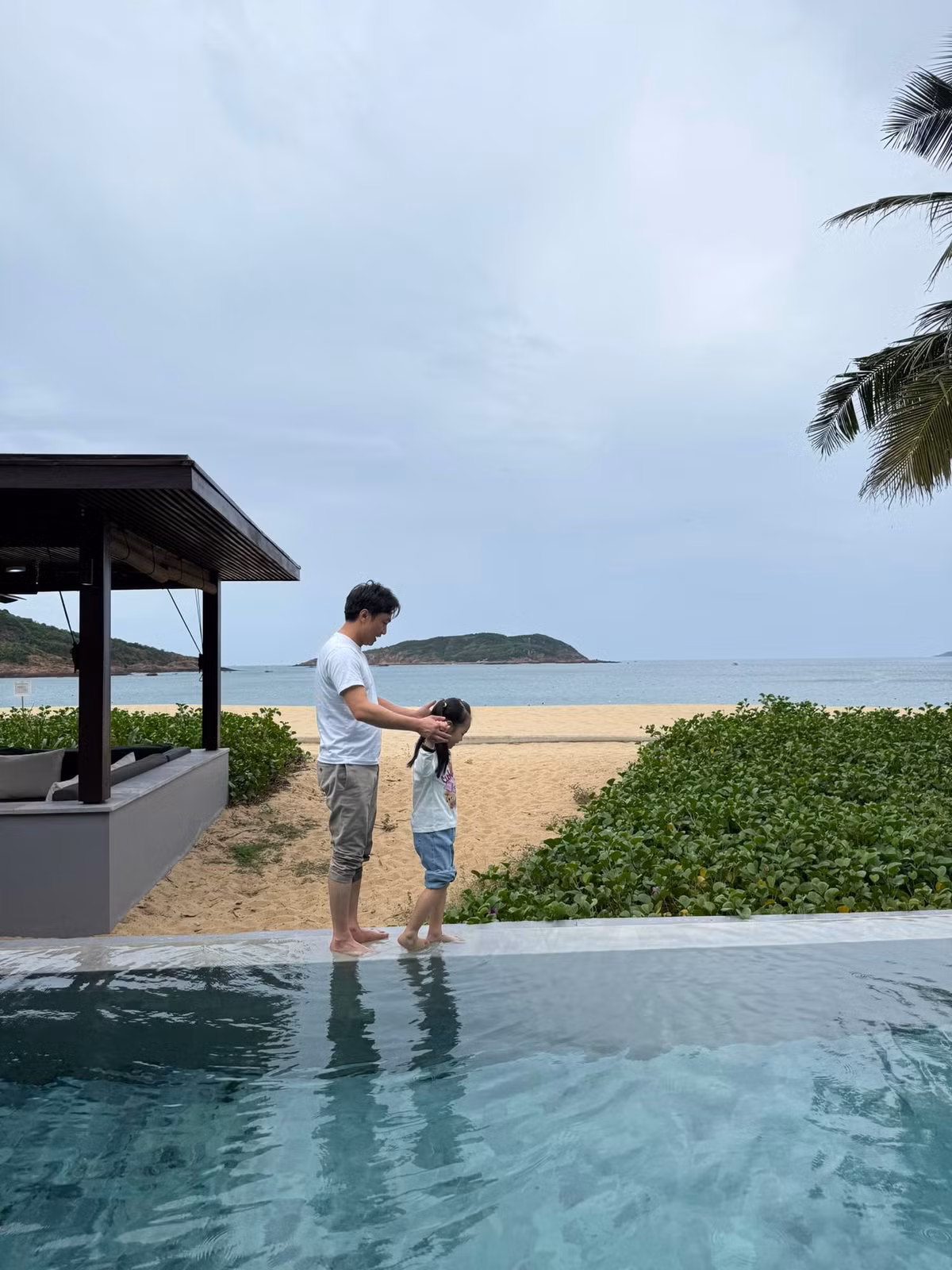 Một cư dân mạng bình luận: "Một đại gia nhưng luôn dành thời gian cho gia đình và các con". Ảnh: FBNV