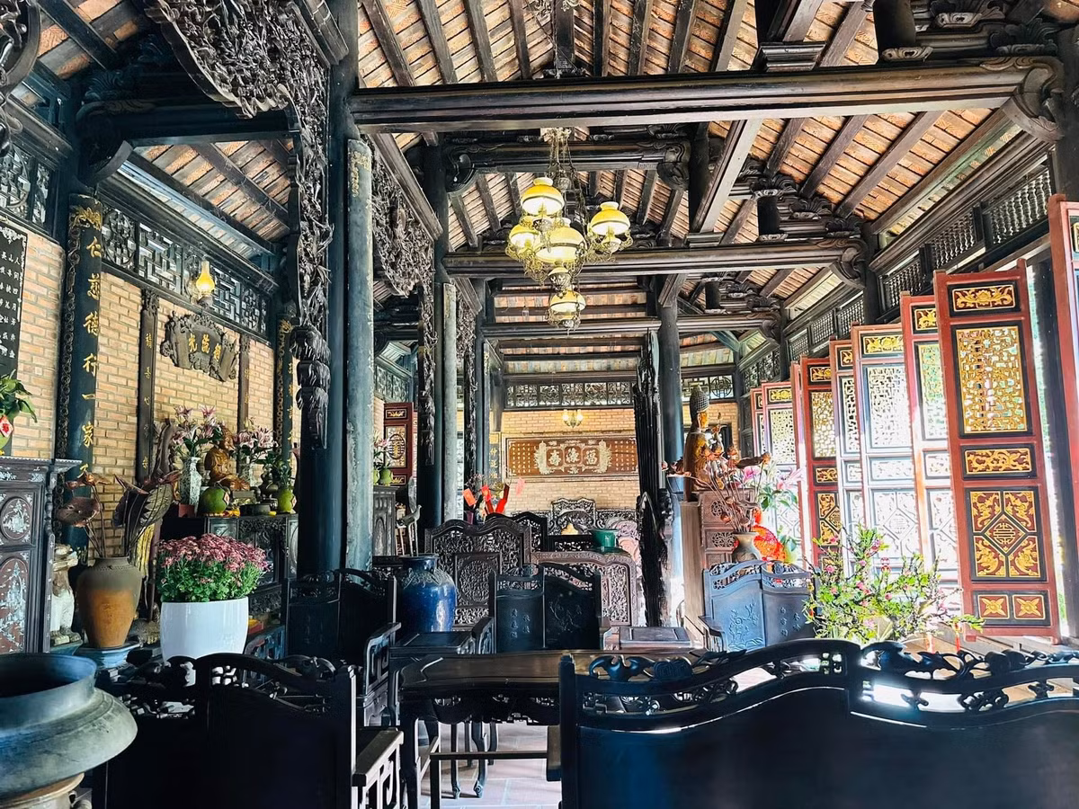 Toàn bộ căn nhà được làm bằng gỗ lim, huỳnh đàn. Ảnh: FB Hoàng Minh Bùi