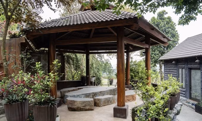 Chòi lục giác với tầm view tuyệt đẹp là nơi Phạm Phương Thảo ngồi hóng gió, thưởng trà. Ảnh: Ngoisao
