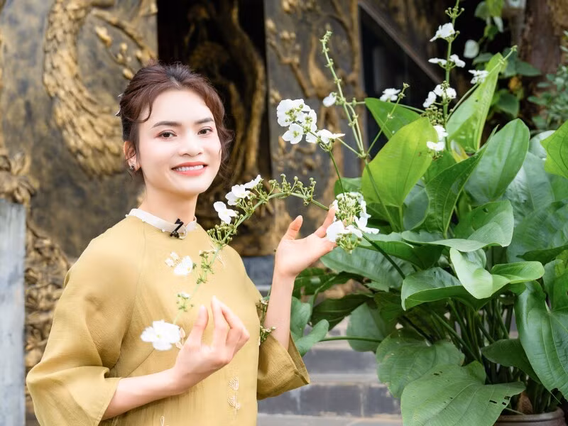 Giọng ca sinh năm 1982 còn trồng hàng chục gốc hoa hồng, mẫu đơn, bách thủy tiên,... Ảnh: FBNV