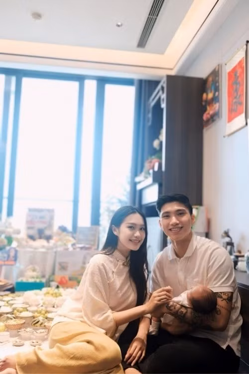 Trước khi xây nhà mới, Đoàn Văn Hậu - Doãn Hải My sống trong căn hộ chung cư cao cấp ở Mỹ Đình (Hà Nội), thiết kế hiện đại và có tầm nhìn đẹp ra thành phố. Ảnh: FBNV