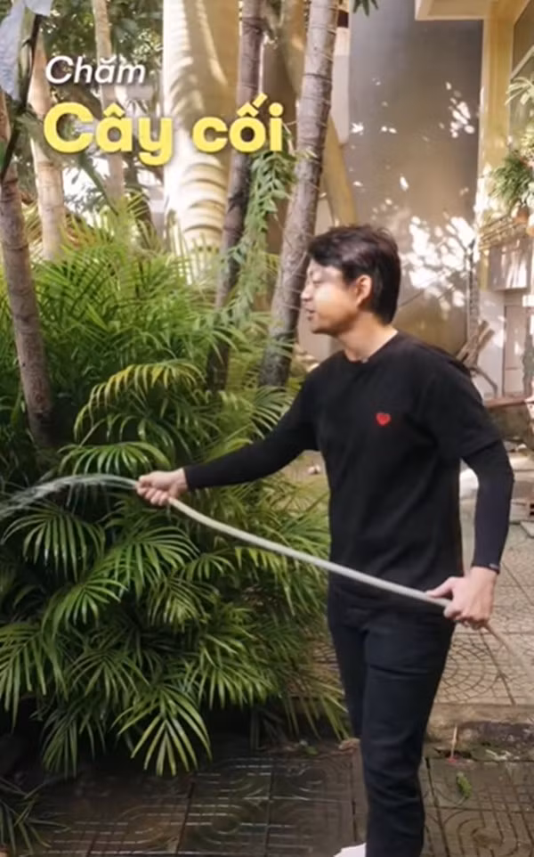 Không gian sân rộng với nhiều cây xanh. Ảnh chụp màn hình