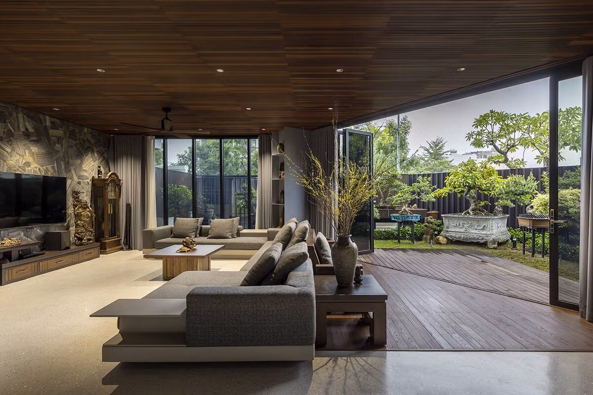 Nội thất cũ của gia chủ, từ bộ sofa, bàn ăn đến giường đều được giữ lại. Ảnh: A+ Architects