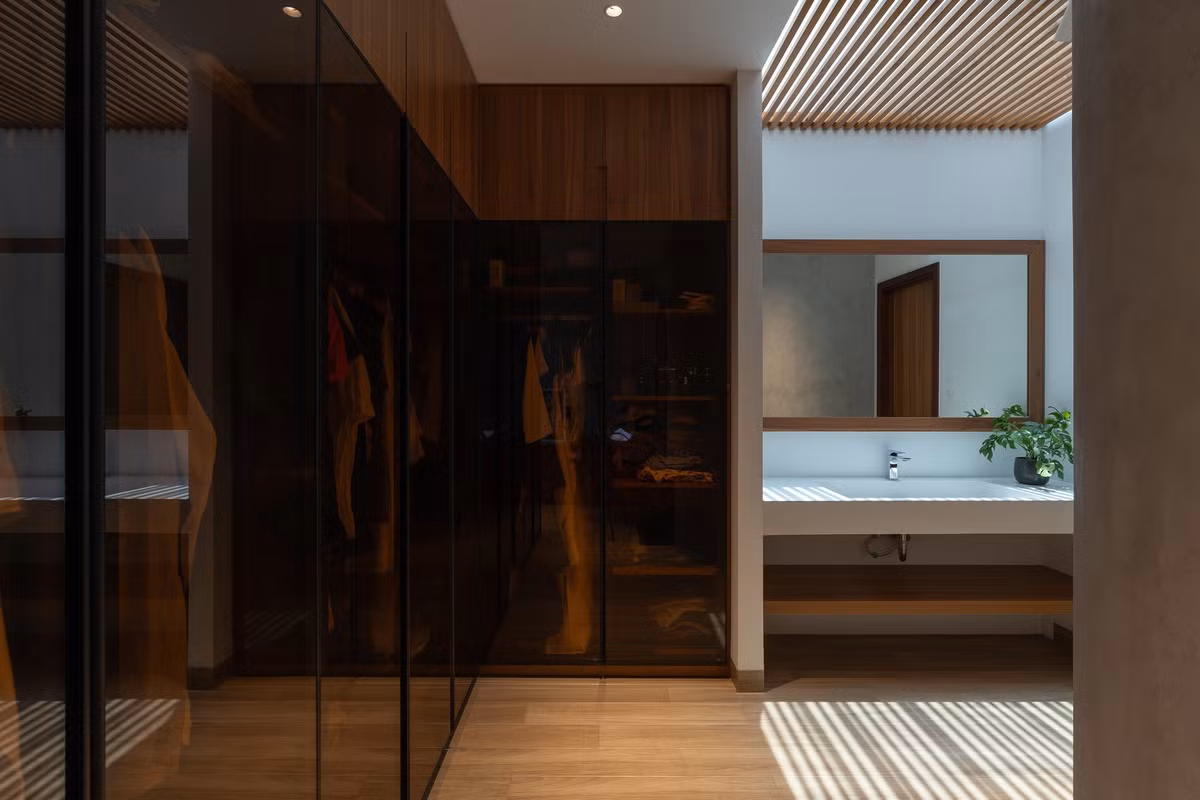 Cách tổ chức không gian khéo léo đảm bảo nhu cầu sống riêng tư nhưng vẫn gần gũi của gia đình bốn thế hệ. Ảnh: Quang Dam