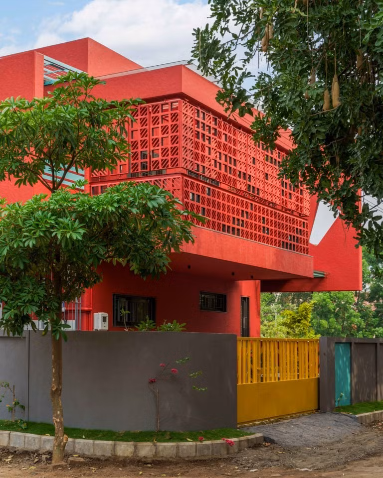 Với mặt tiền đất nung đỏ, ngôi nhà như một tuyên ngôn táo bạo và thu hút sự chú ý giữa khu phố. Ảnh: Thearchitectsdiary