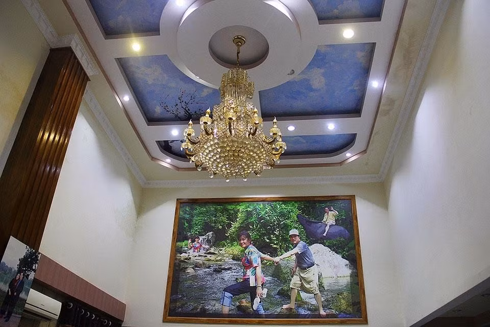 Chính giữa phòng khách treo chiếc đèn trần thả sang trọng. Ảnh: FBNV
