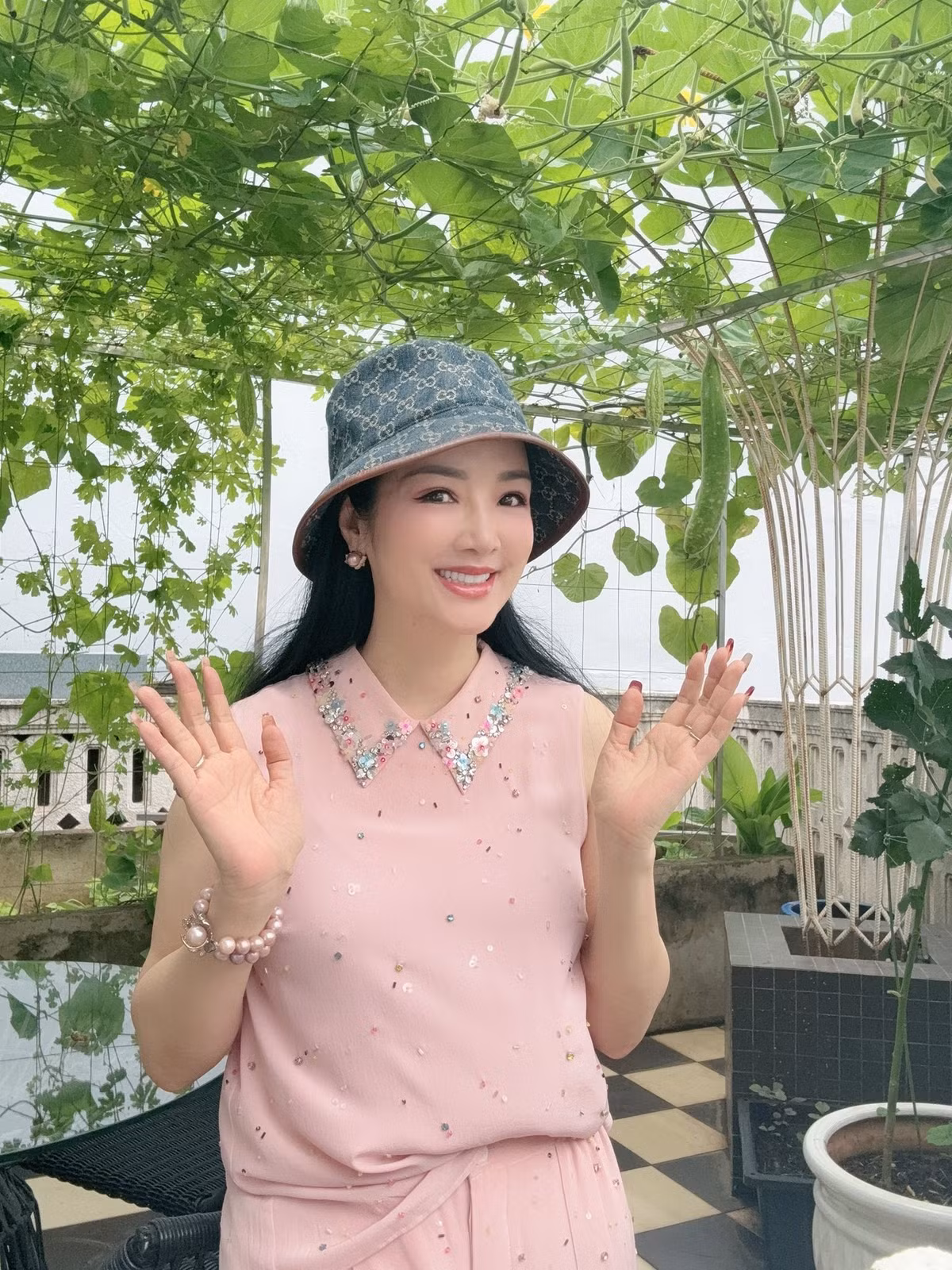 Hoa hậu Giáng My hiện sống sung túc trong căn biệt thự trắng to như "lâu đài" rộng tới 1.000m2 tại TP HCM. Thường ngày, nàng hậu thích thú thưởng trà trên sân thượng, nơi có nhiều rau xanh và cây trái. Ảnh: FBNV