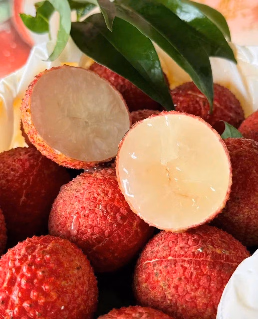 Loại vải này mùi rất thơm, vị ngọt thanh, khác hoàn toàn với vị ngọt đậm của vải thiều Việt Nam. Ảnh: Facebook Hà An