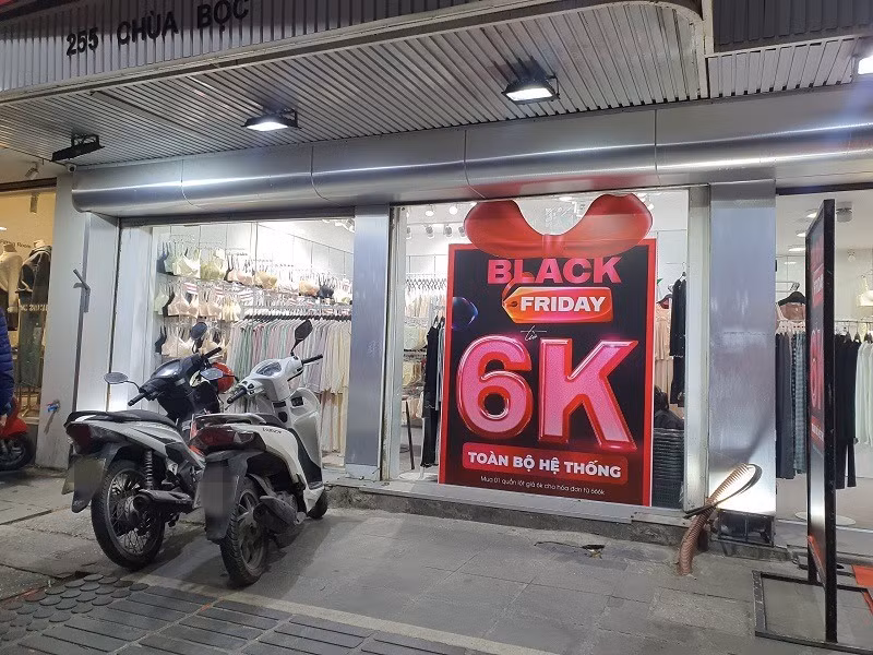 Thay vì xếp hàng hay chen lấn, người tiêu dùng chỉ cần ở nhà, đặt hàng trực tuyến, vẫn nhận được nhiều chương trình ưu đãi. Ảnh: Artimes