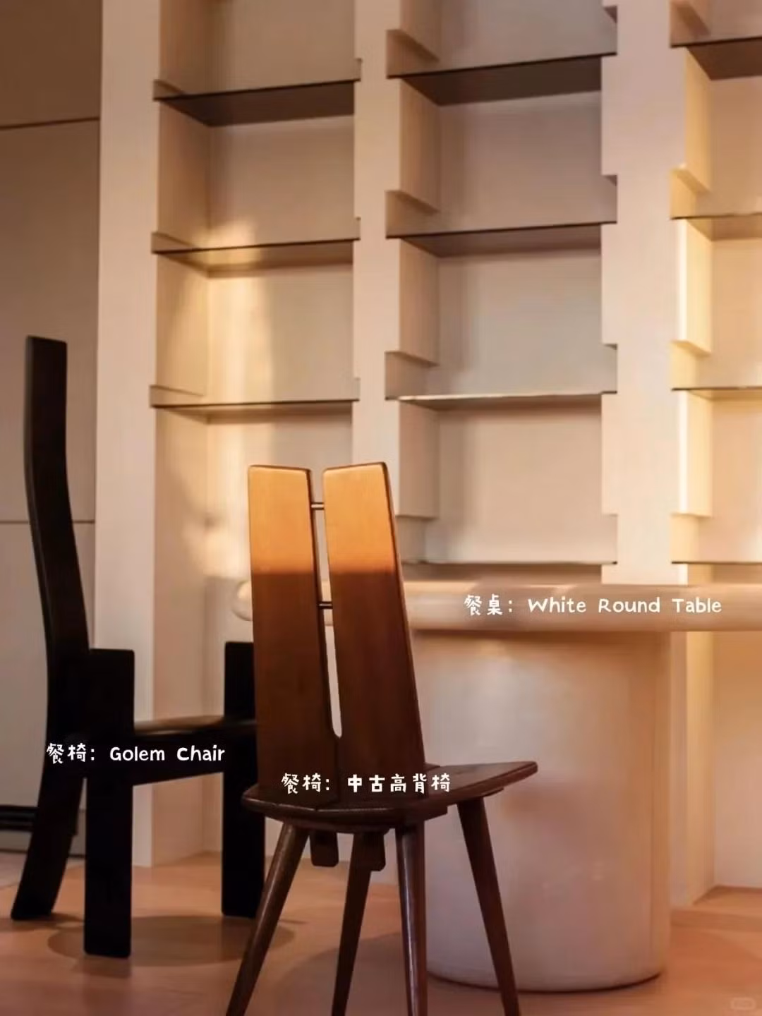 Kế đó là bàn ăn đá màu trắng ngà, kết hợp hai ghế tựa dáng thanh mảnh. Ảnh: Toutiao
