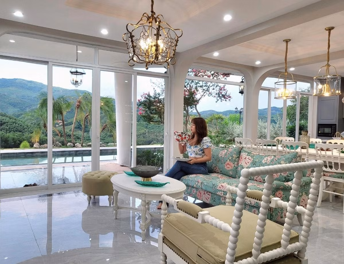 Biệt thự gồm 2 tầng, bể bơi ngoài trời có view hướng thẳng ra núi tạo cảm giác thư giãn chẳng khác gì khu nghỉ dưỡng cao cấp. Ảnh: FBNV