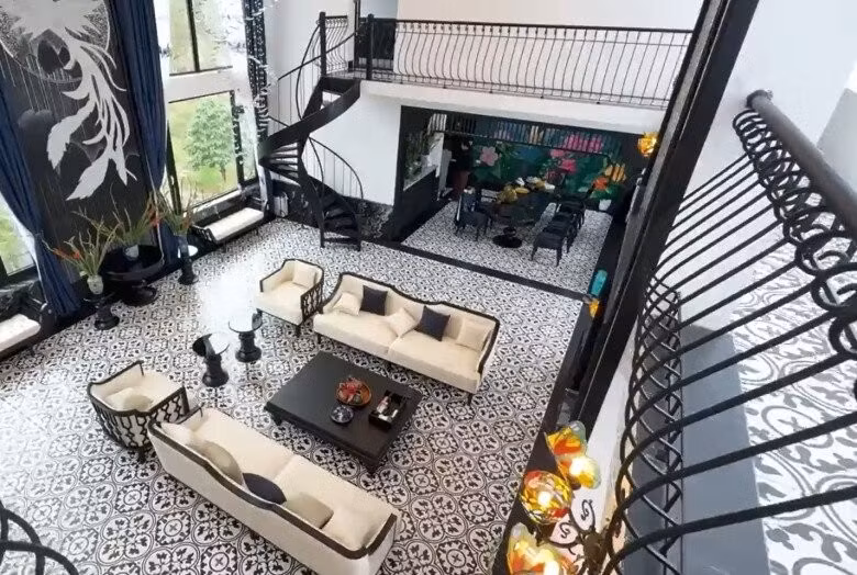 Góc nhìn từ trên cao xuống đại sảnh cho thấy sự bề thế của căn nhà. Ảnh: FB Phạm Phương Thảo
