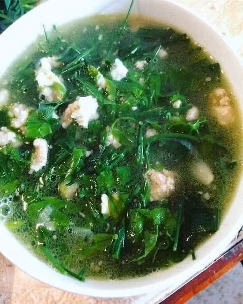 Rau ngót rừng dễ chế biến, chỉ cần tuốt đọt lá non, rửa sạch, vò qua rồi thả vào nấu canh, thêm ít gia vị là có một món canh ngọt đậm đà tự nhiên. Ảnh: Facebook