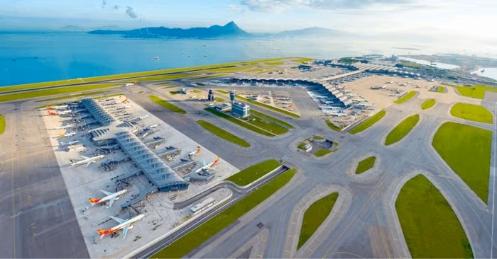 Một phần ngân sách được dùng để cải tạo đất nơi xây dựng sân bay. Trước đó, hòn đảo này chủ yếu là các làng chài và nông trại nhỏ và không phù hợp cho một dự án lớn như vậy. Ảnh: Blacklane