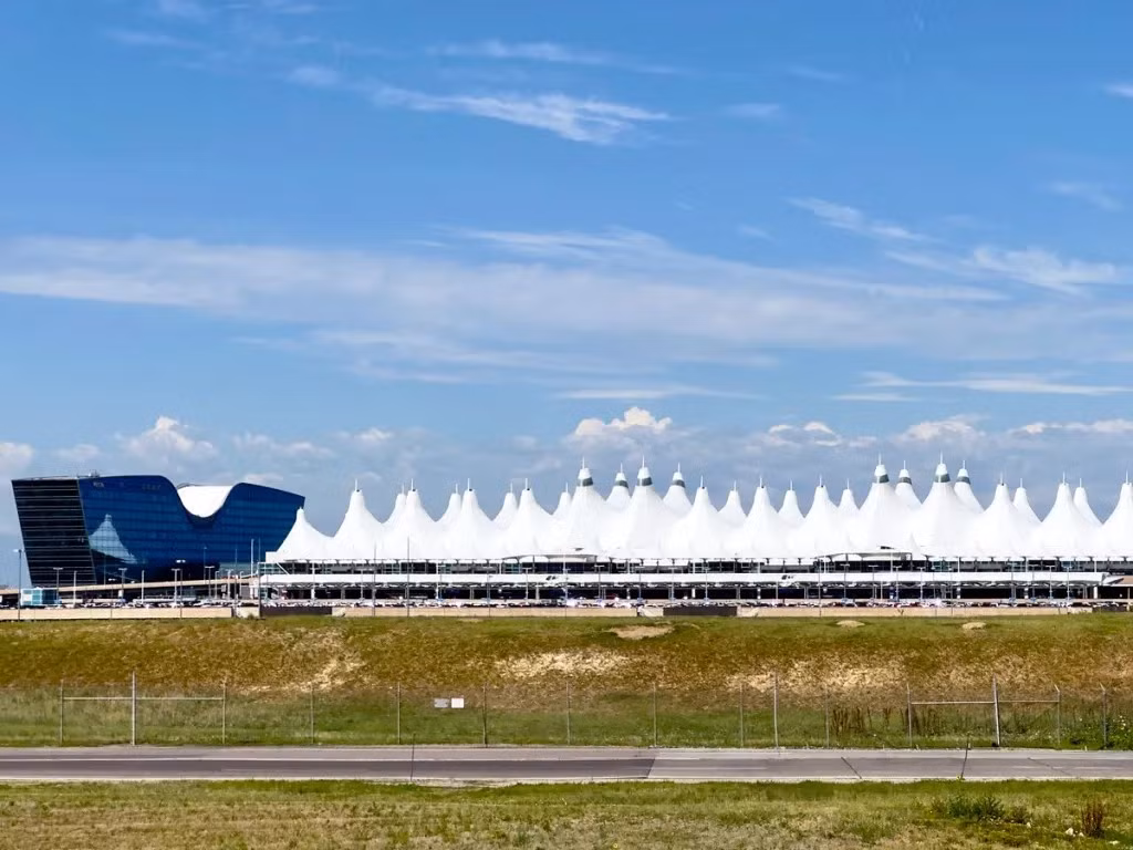 Sân bay quốc tế Denver (Denver, Colorado), khánh thành vào năm 1995 sau nhiều năm trì hoãn, góp phần đẩy mức chi phí xây dựng lên 4,8 tỷ USD, vượt ngân sách khoảng 2 tỷ USD. Ảnh: Getty