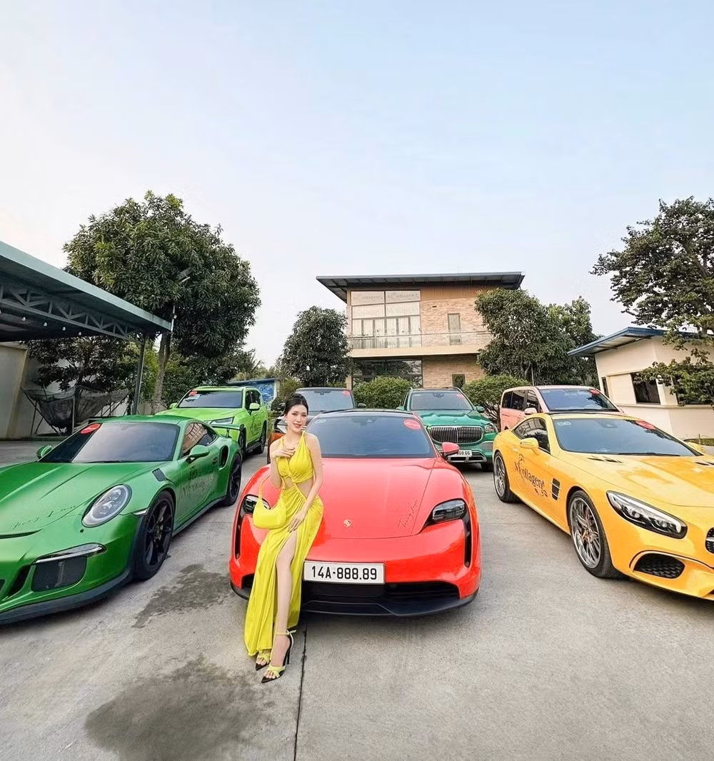 Bên cạnh đó, Ngân Collagen còn sở hữu bộ sưu tập siêu xe đắt đỏ, bao gồm Range Rover, Maybach, Porsche và gần nhất là một xe sang trị giá gần 12 tỷ đồng. Ảnh: FBNV