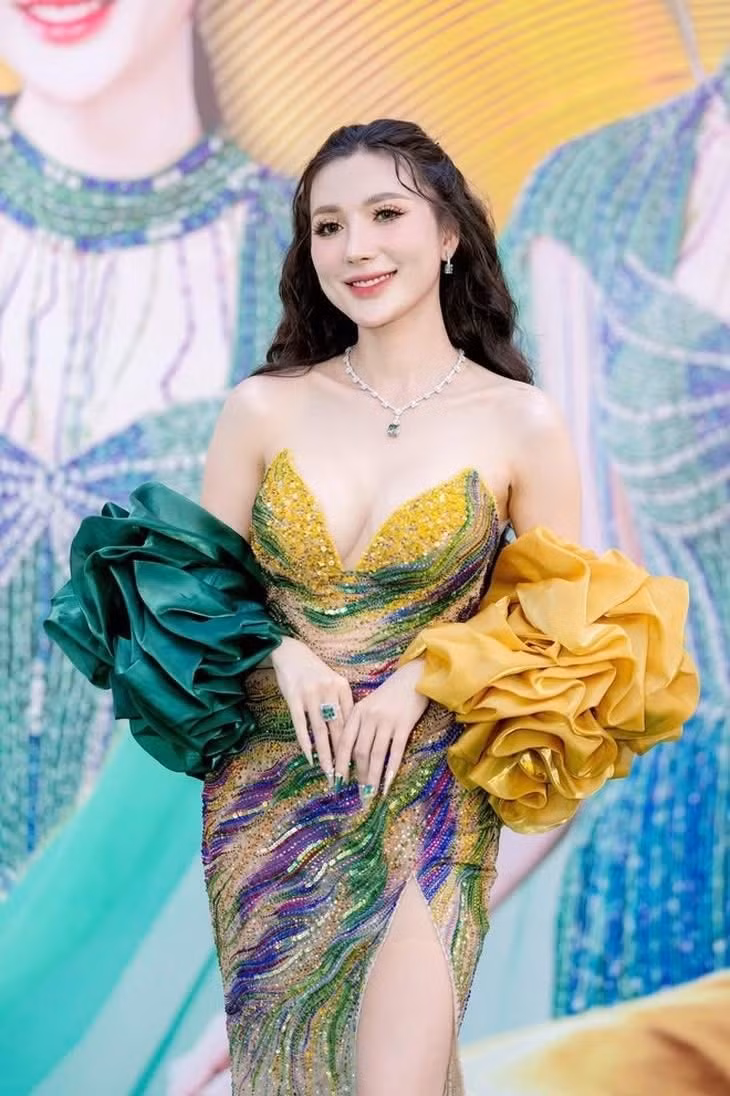 Ngân Collagen tên thật là Trần Thị Bích Ngân, sinh năm 1995 tại Cà Mau nhưng hiện đang sống tại Cần Thơ. Không chỉ nổi tiếng với vai trò người sáng lập và điều hành thương hiệu mỹ phẩm N-Collagen, Bích Ngân còn khiến nhiều người trầm trồ trước khối tài sản khổng lồ. Ảnh: FBNV