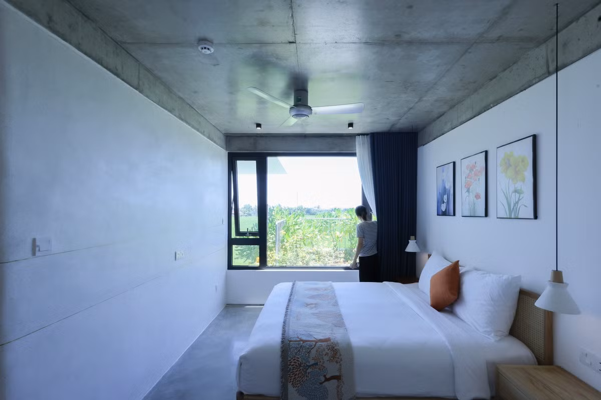 Phòng ngủ được bố trí ở đầu và cuối công trình, tiếp cận trực tiếp với mặt trước – sau để đảm bảo khả năng chiếu sáng và thông gió tự nhiên. Ảnh: Sukha Studio.