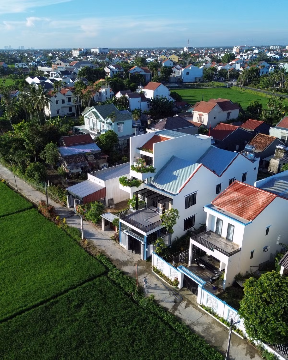 Theo đó, công trình được bố trí lùi về phía sau so với mặt đường, mở ra không gian rộng phía trước tạo khoảng cách với không gian công cộng. Ảnh: Sukha Studio.