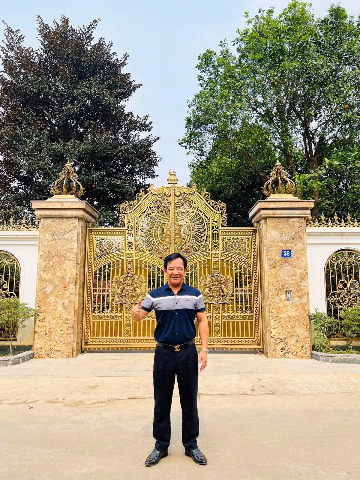 Cổng đồng đúc chạm trổ hoa văn cầu kỳ, tường bao được ốp đá từ chân tường, tạo cảm giác bề thế. Ảnh: FBNV