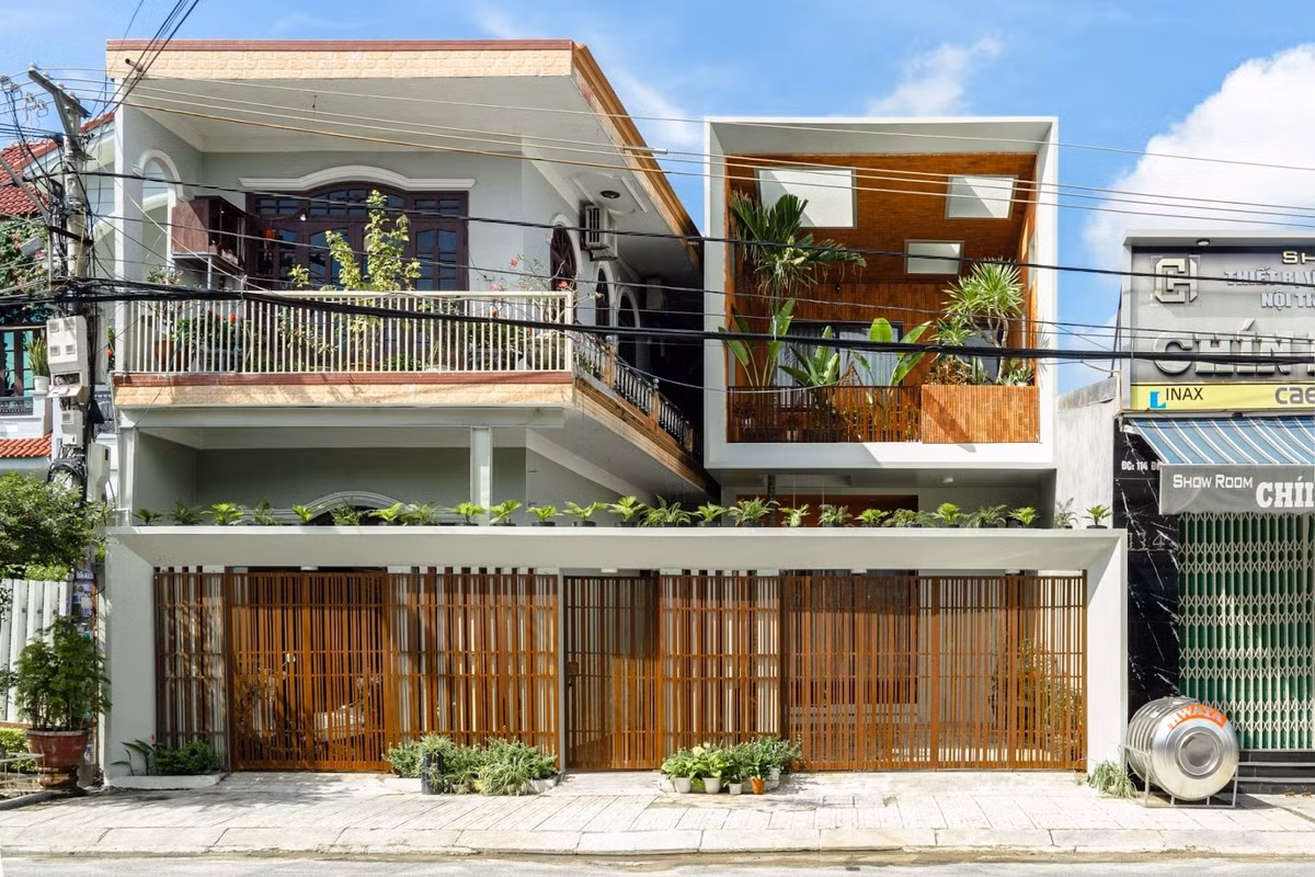 Tọa lạc tại Quảng Nam, ngôi nhà ống với diện tích 125m2 được thiết kế cho một gia đình đa thế hệ, trong đó hai tổ ấm – cha mẹ và con cái – cùng sống trên một khu đất. Ảnh: Phan Trọng Tín - Minh Anh