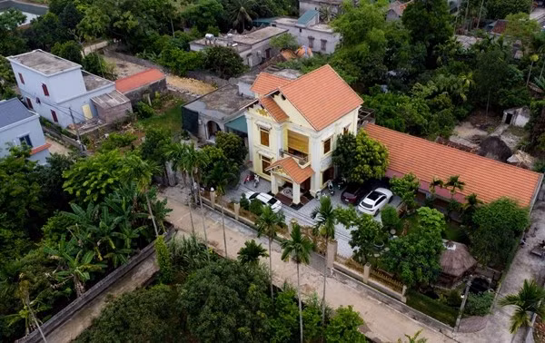 Căn nhà 3 tầng có khuôn viên vườn rộng lớn, được xây dựng từ năm 2020. Ảnh: Như Hoàn/ĐSPL