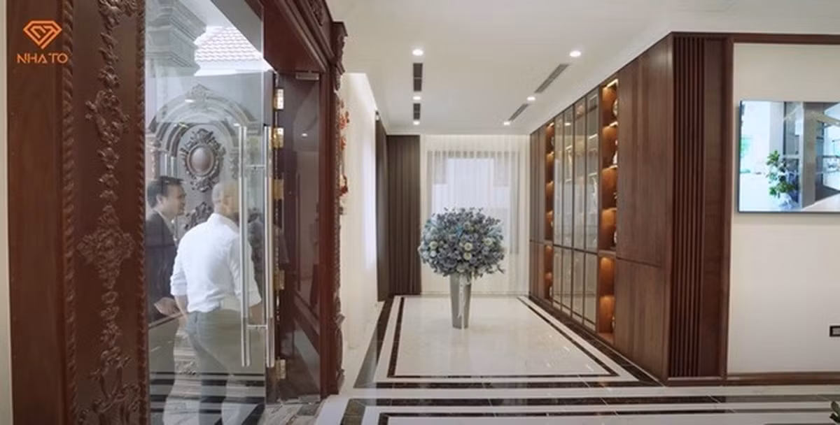 Không gian tầng 1 thoáng đãng với tổng diện tích 200m2. Ảnh chụp màn hình NhaTo
