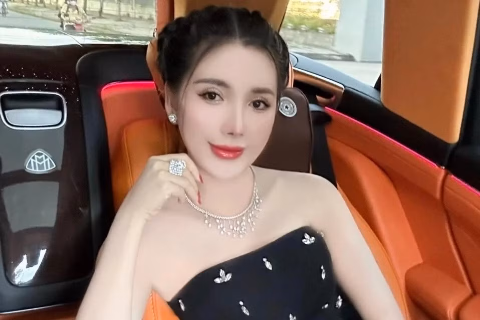 Sau khi Ngân 98 bị khởi tố, bắt tạm giam về tội Sản xuất, buôn bán hàng giả là thực phẩm, Ngân Collagen thu hút sự chú ý của dư luận. Ảnh: FBNV