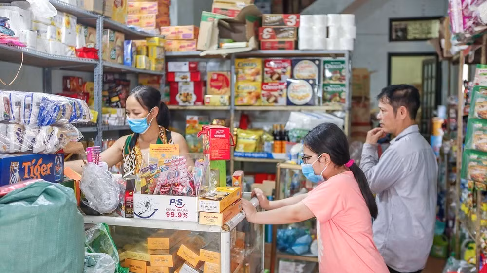 Hộ kinh doanh có doanh thu dưới 500 triệu đồng/năm không phải nộp thuế, xuất hóa đơn điện tử, nhưng vẫn phải ghi chép sổ kế toán đầy đủ. Ảnh: MINH TRÚC.