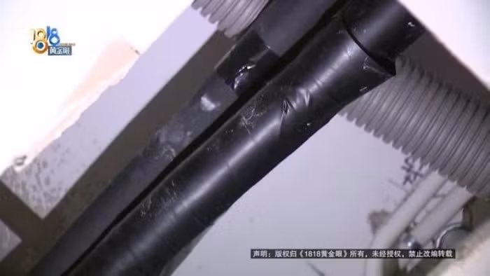Bên trong có nhiều đường ống chồng chéo. Người thợ chỉ tạm thời sửa lại đơn giản, bịt các lỗ rò trên đường ống. Ảnh: 1818 Golden Eyes