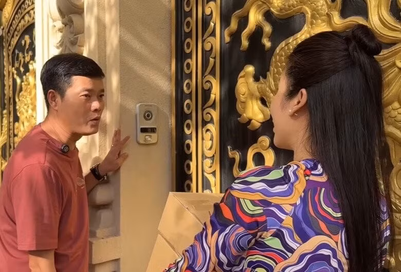 Phía ngoài cổng được trang bị chuông cửa thông minh, tích hợp camera. Ảnh chụp màn hình