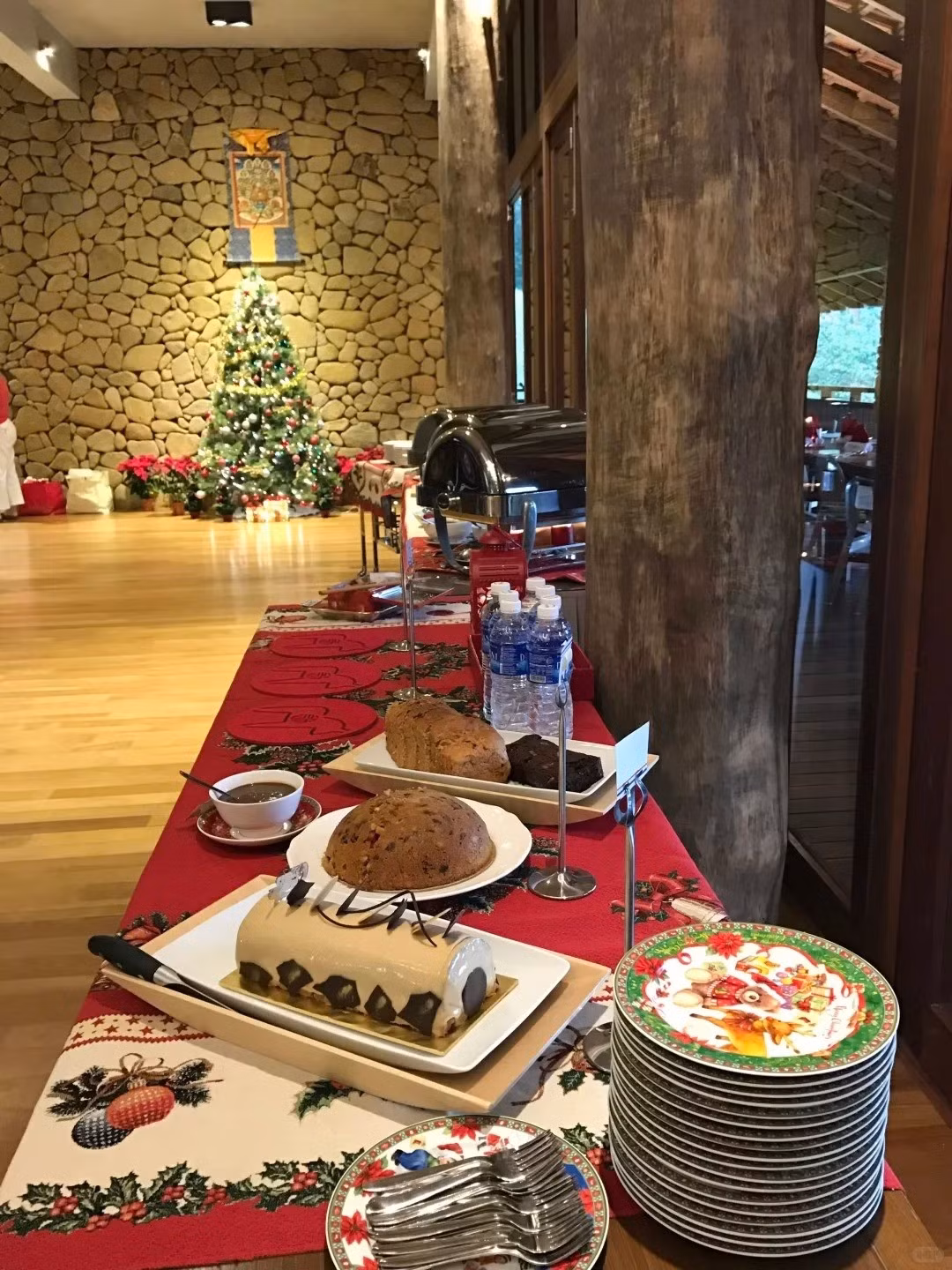 Không gian bên trong biệt thự vẫn mang đến cảm giác resort nhưng theo cách ấm cúng với khung cửa, bệ cửa, nhiều mảng tường được ốp gỗ, kết hợp với tường đá thô. Ảnh: QQ