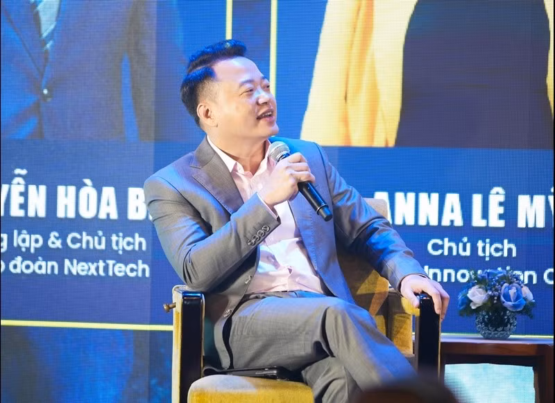 Năm 2019, doanh nhân Nguyễn Hòa Bình chính thức xuất hiện trên ghế "nóng" chương trình Shark Tank Việt Nam mùa 3. Từ đây, ông được khán giả cả nước biết đến nhiều hơn với biệt danh Shark Bình. Ảnh: FBNV