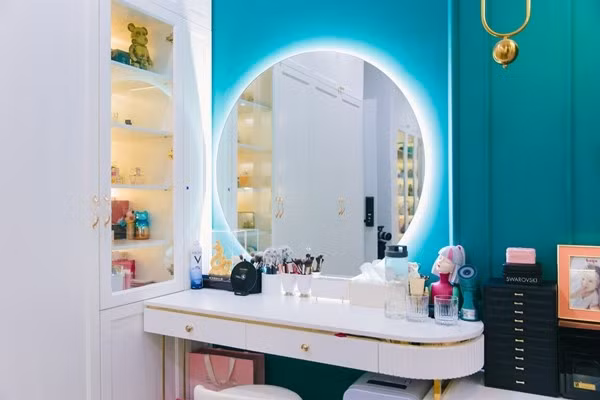 Bàn trang điểm của Diệp Lâm Anh. Ảnh: House n home