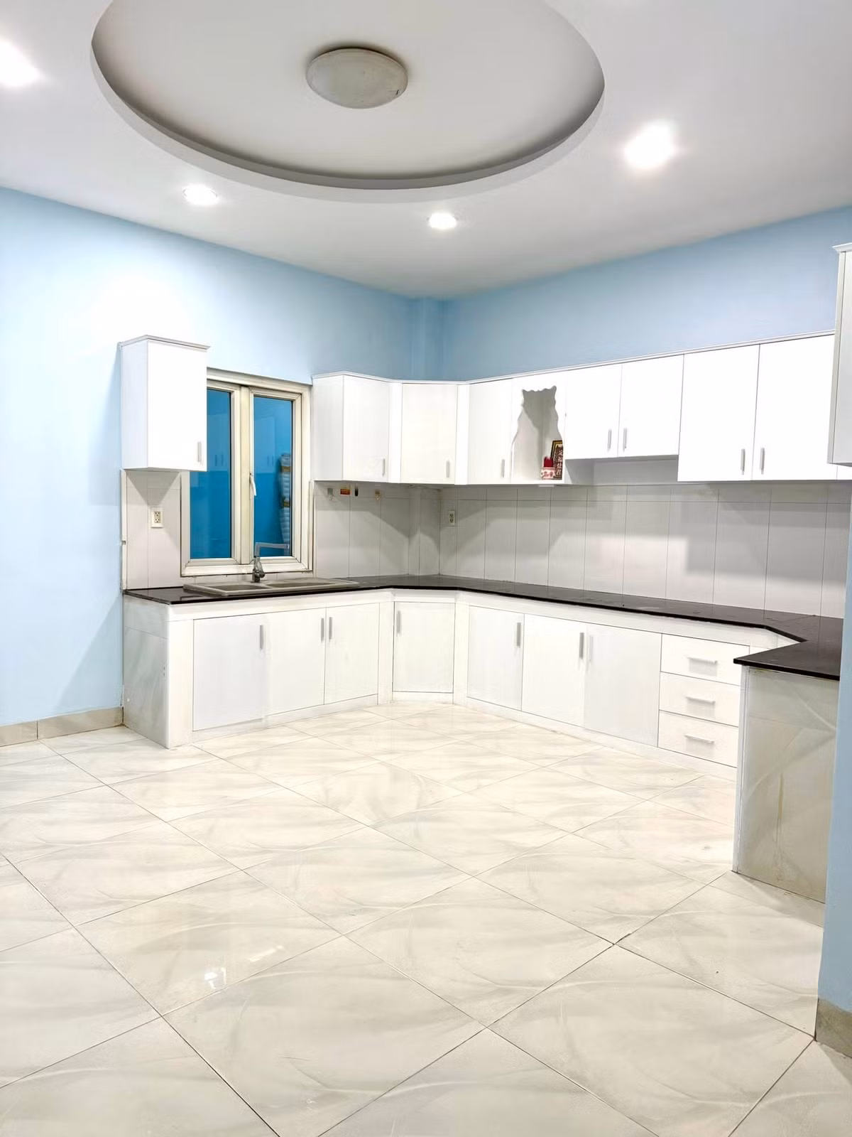 Khu bếp rộng thoáng với gam màu trắng chủ đạo. Ảnh: FBNV