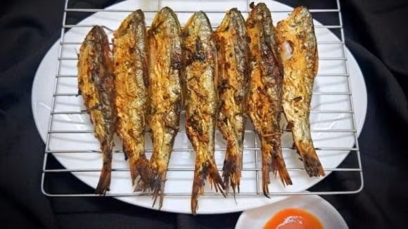 Đặc biệt, xương cá mòi mềm, có thể ăn nguyên con sau khi nấu chín hoặc đóng hộp. Ảnh: Facebook