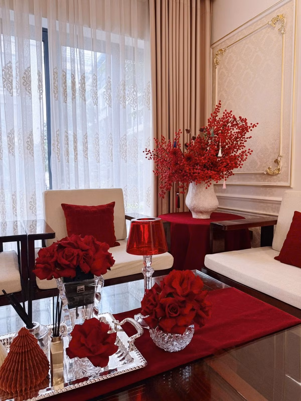 Hạnh Xuka khéo léo decor cây hoa cảnh màu đỏ để tạo điểm nhấn cho không gian. Ảnh: FBNV