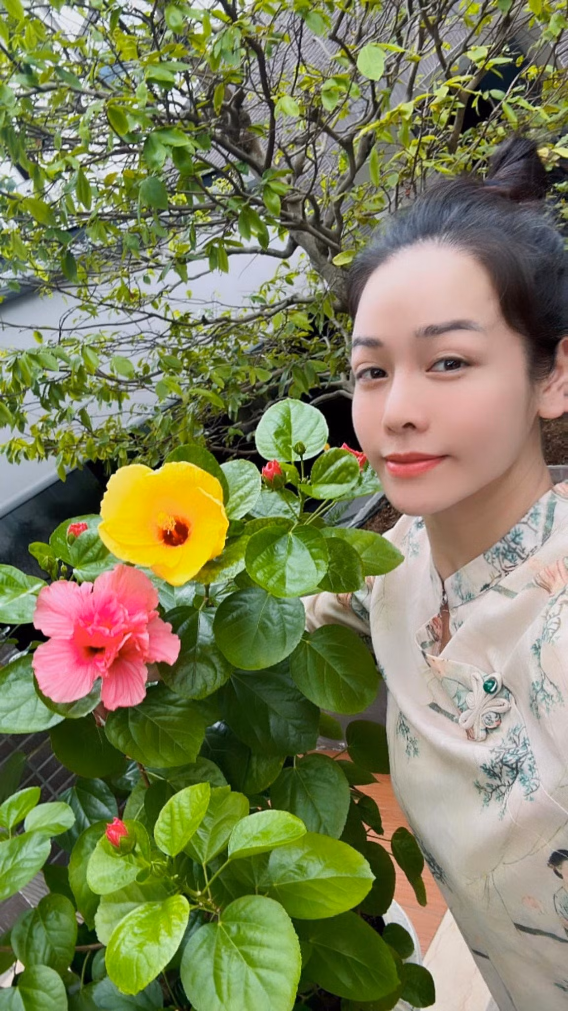Không gian bên ngoài biệt thự thoáng đãng, nhiều cây xanh. Từ vườn nhà đến sân thượng, Nhật Kim Anh trồng nhiều loại hoa, các loại rau xanh và cây ăn quả. Ảnh: FBNV