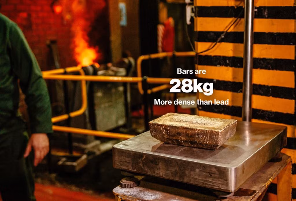 Mỗi thỏi vàng nặng 28 kg, đặc hơn chì. Ảnh: Bloomberg