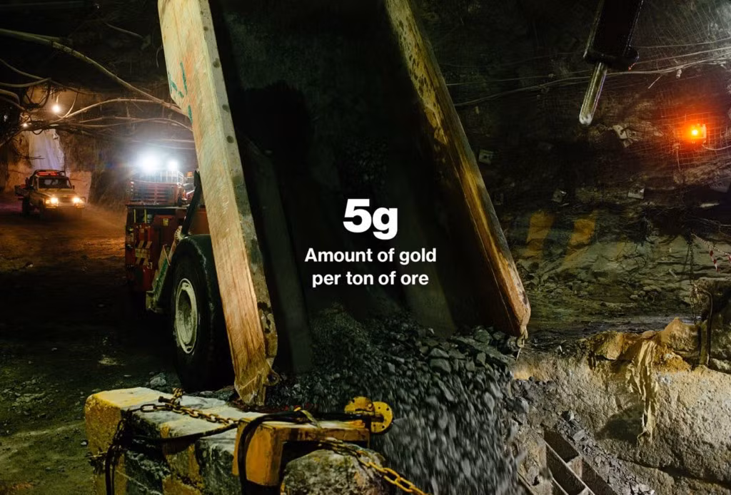 Ước tính, mỗi tấn quặng sản xuất được khoảng 5 gam vàng. Ảnh: Bloomberg >>> Mời độc giả xem video: Giá vàng liên tục lập đỉnh mới nhưng chủ tiệm kim hoàn lại “khốn đốn”. Nguồn: VTV24