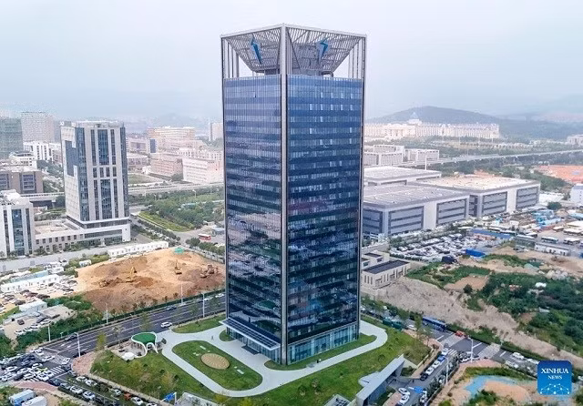 Trung Quốc vừa khánh thành tòa tháp văn phòng phát thải carbon đầu tiên trên thế giới tại thành phố Thanh Đảo, tỉnh Sơn Đông. Với chiều cao 117 m, tòa tháp này hoạt động hoàn toàn bằng năng lượng xanh. Ảnh: Tân Hoa Xã