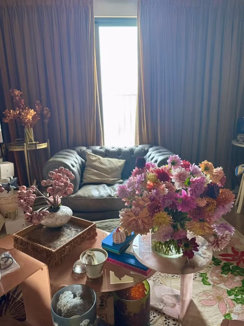 Phòng khách ngập tràn ánh sáng tự nhiên từ ban công, làm nổi bật sofa da màu cổ điển. Ảnh: FB Lý Quí Khánh