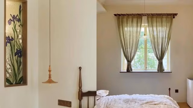 Phòng ngủ nhỏ có cửa sổ hướng thẳng ra khu vườn. Ảnh: Baidu