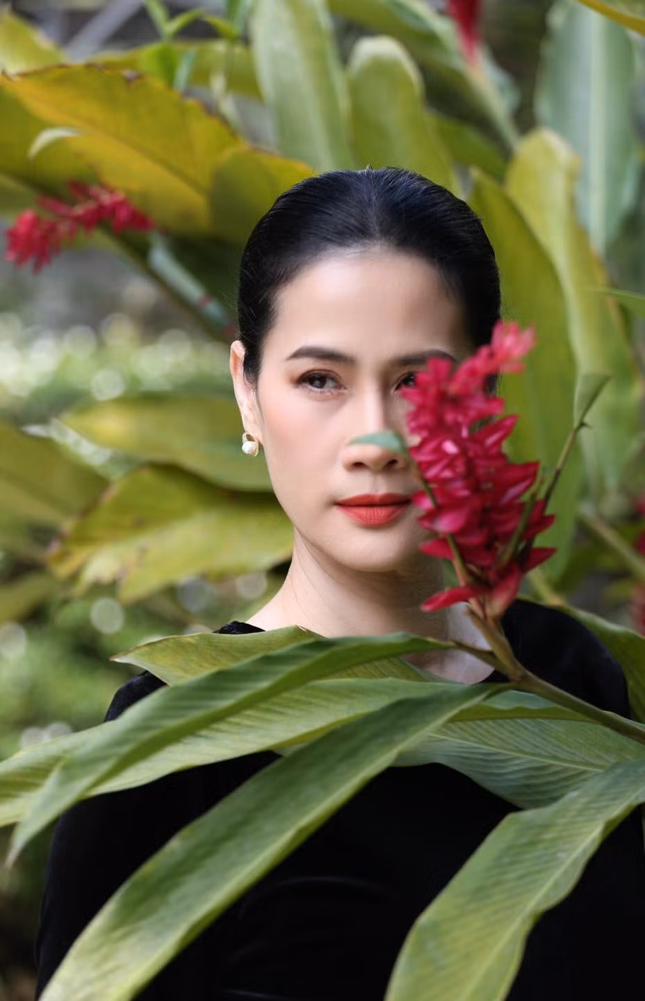 Trên trang cá nhân, diễn viên Thân Thúy Hà thường xuyên cập nhật hình ảnh về không gian sống tràn ngập sắc hoa và cây xanh tại TP HCM. Ảnh: FBNV