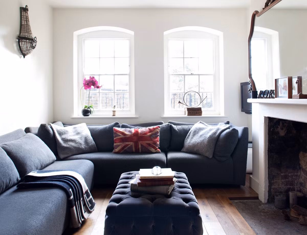 Một trong những món đồ lãng phí phổ biến nhất chính là bộ sofa lớn đặt giữa phòng khách. Nhiều gia đình chọn mua sofa kích cỡ lớn để thể hiện sự sang trọng, nhưng thực tế, mọi sinh hoạt lại diễn ra chủ yếu ở bàn ăn hoặc phòng ngủ. Ảnh: Houzz