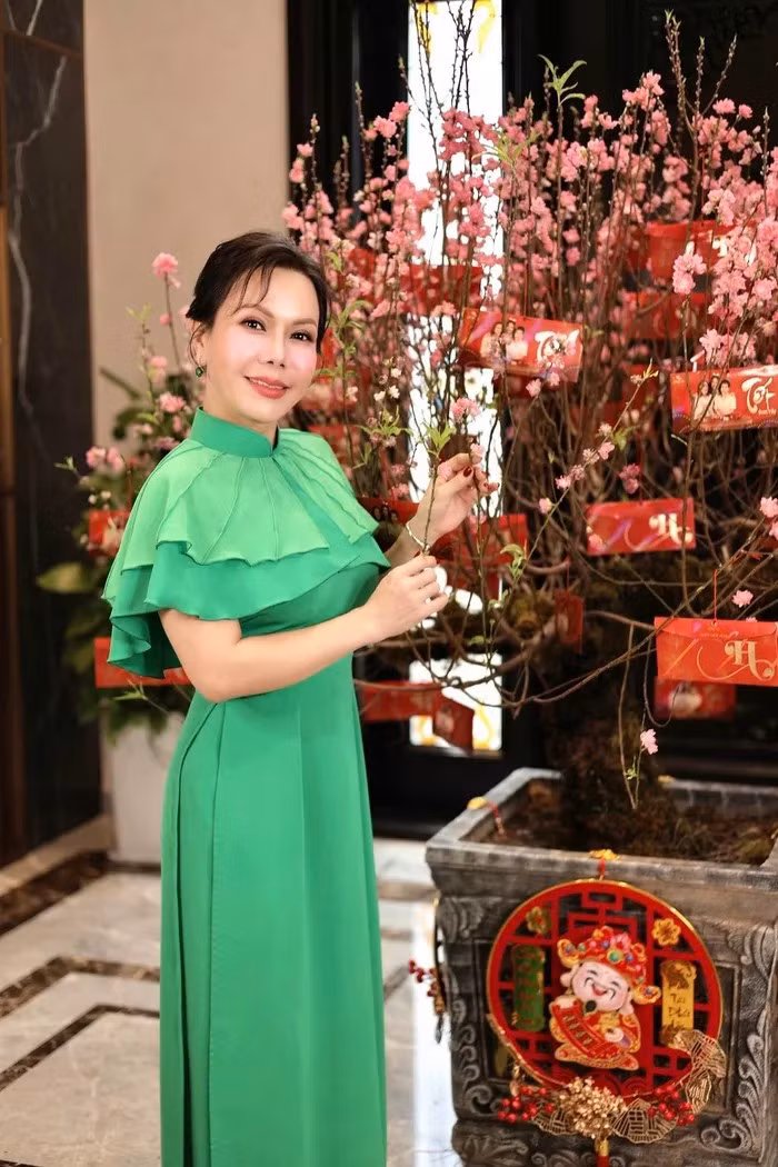 Bên cạnh hoạt động sân khấu và truyền hình, kênh YouTube của Việt Hương cũng mang lại nguồn thu đáng kể nhờ lượng theo dõi và lượt xem ổn định. Ảnh: FBNV