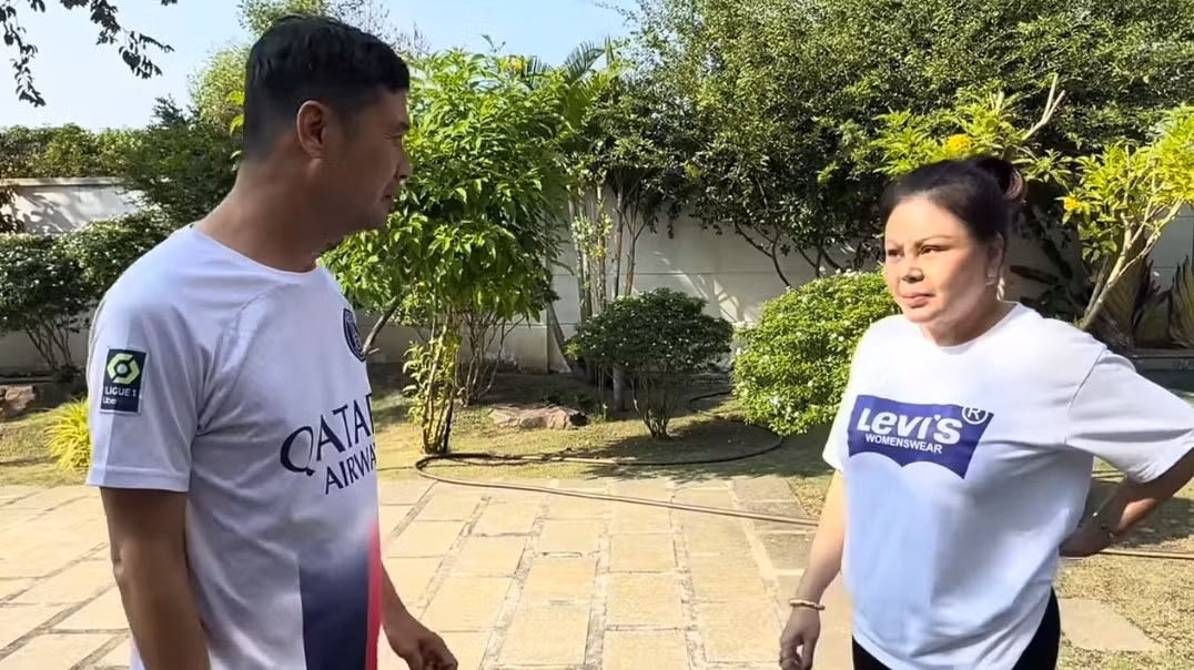 Bên trong biệt thự là khoảng sân vườn rộng được bài trí, lát gạch ngăn nắp. Ảnh chụp màn hình