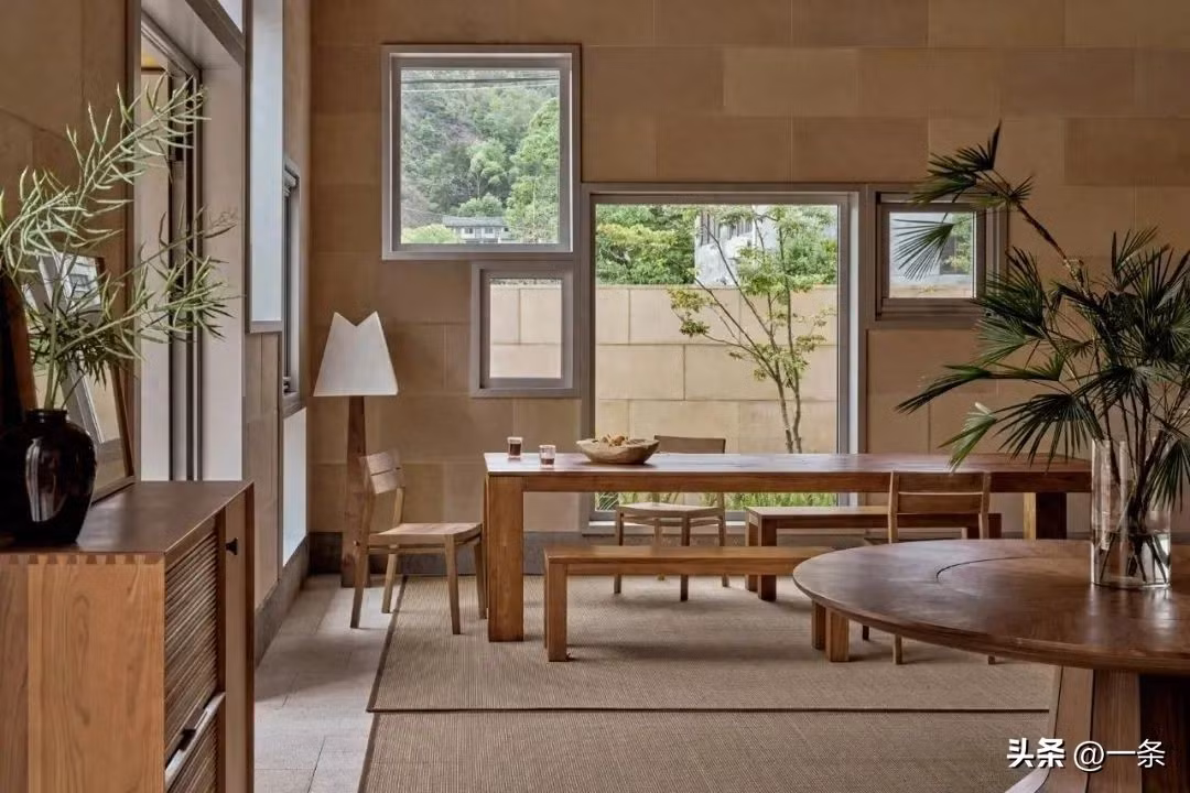 Nội thất trong nhà chủ yếu bằng gỗ, với thiết kế nhằm đáp ứng thói quen sinh hoạt khác nhau của các thành viên. Ảnh: Sohu