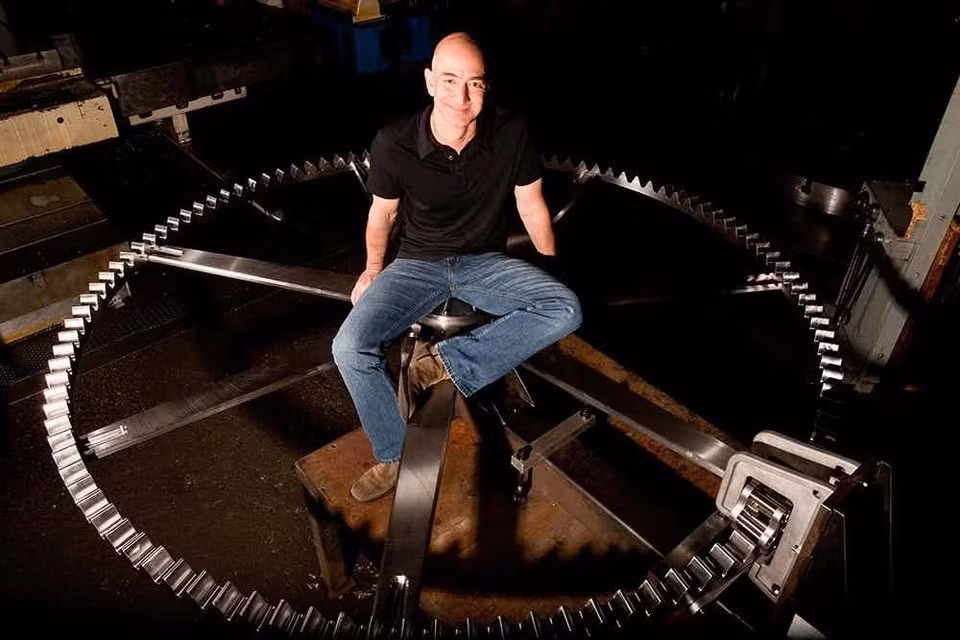 Tỷ phú Jeff Bezos từng chi một số tiền khổng lồ để xây dựng tháp đồng hồ cao 61 mét trên đỉnh ngọn núi gần nhà và đặt tên nó là “Đồng hồ 10.000 năm”. Ảnh: CNN